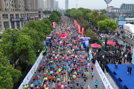 全民健身迎亚运，i米马拉松开跑！2.5万跑者“跑进电影，穿越历史”